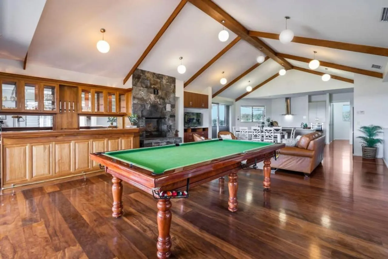 Mountain Majesty With Poolside Relaxing Getaway Villa Tamborine