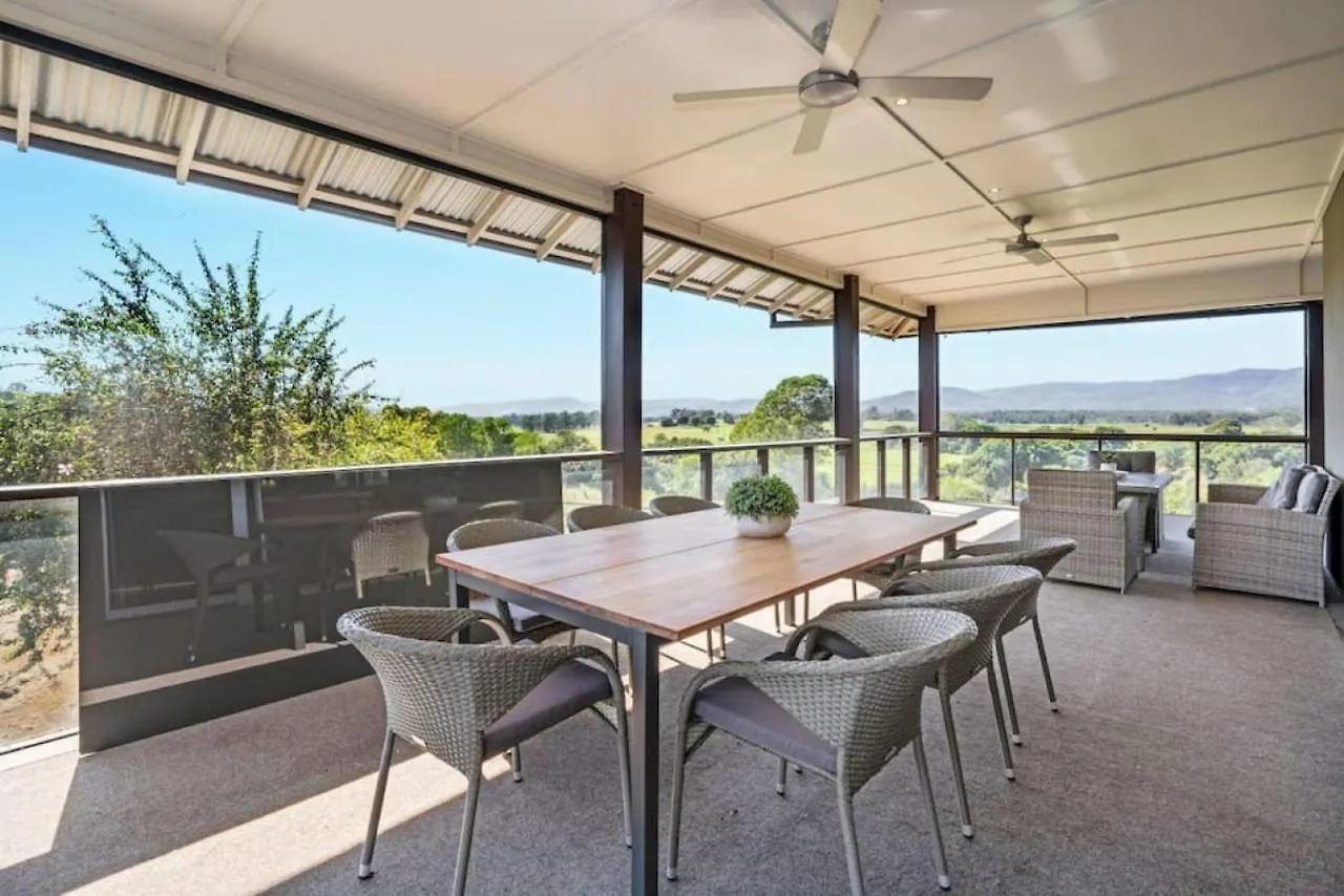 Mountain Majesty With Poolside Relaxing Getaway Villa Tamborine